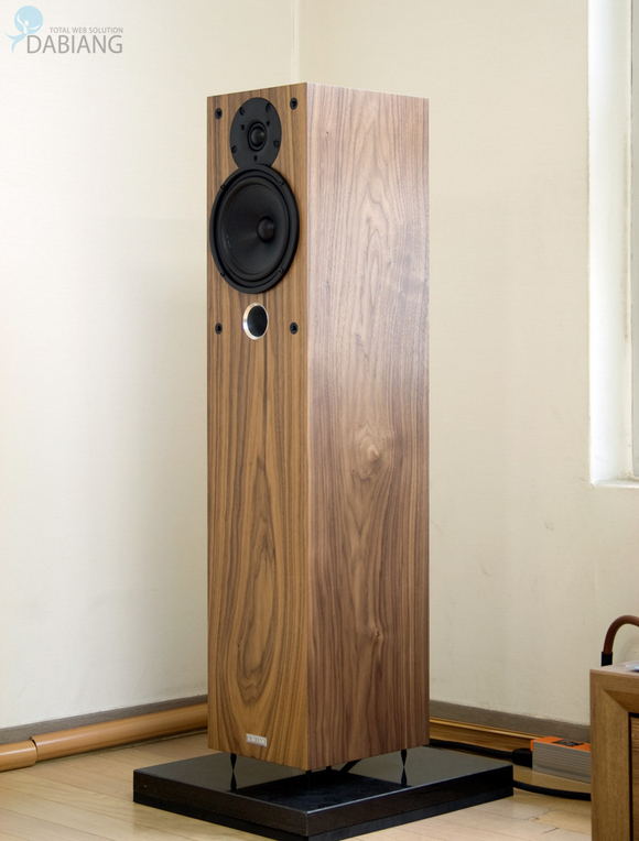 XAVIAN Gran Colonna walnut finish 1